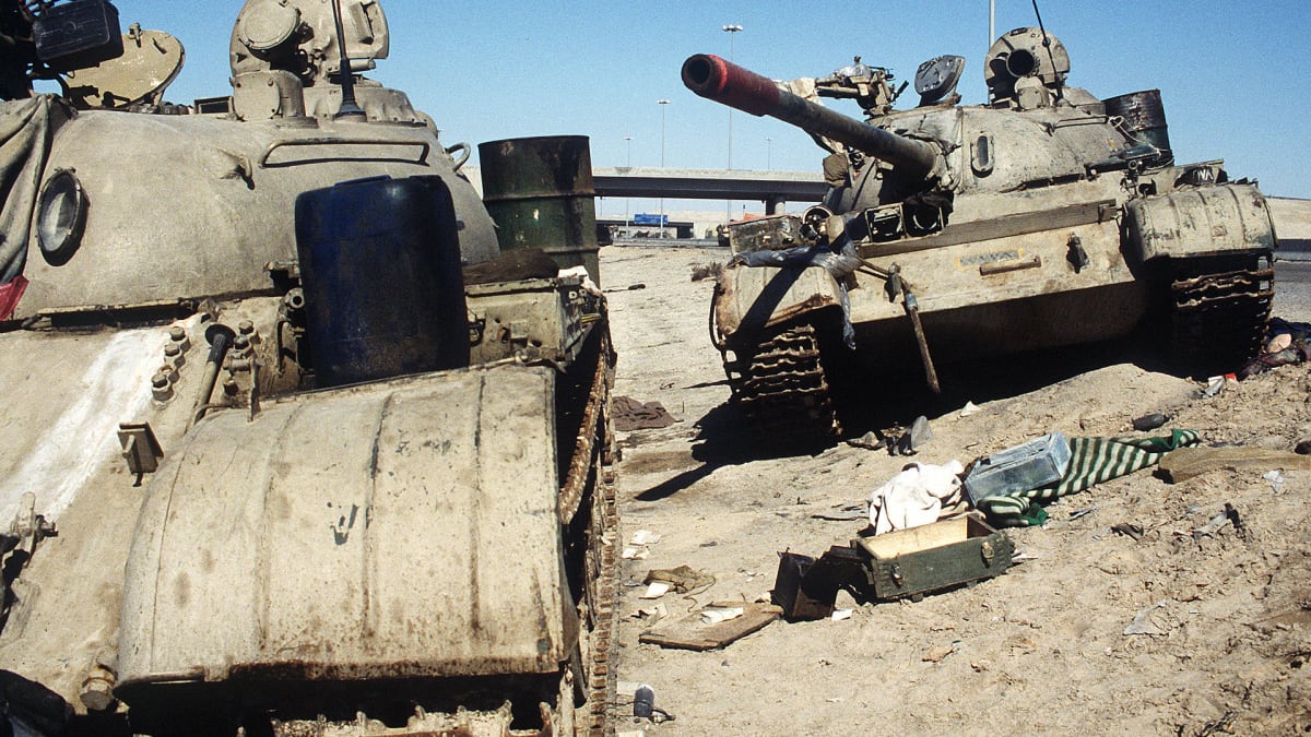 Dva opuštěné irácké tanky ve městě Kuvajt 26. února 1991
