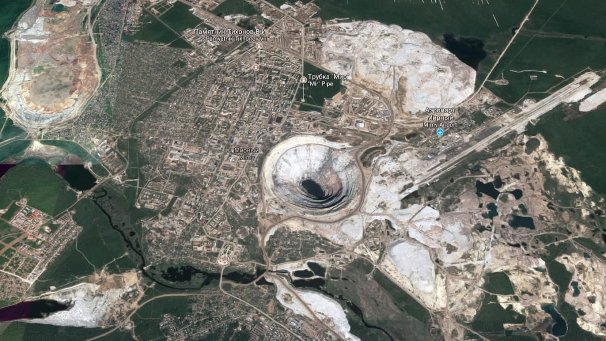Mirnyj na satelitních snímcích vypadá opravdu jako místo, kde přistáli mimozemšťané
