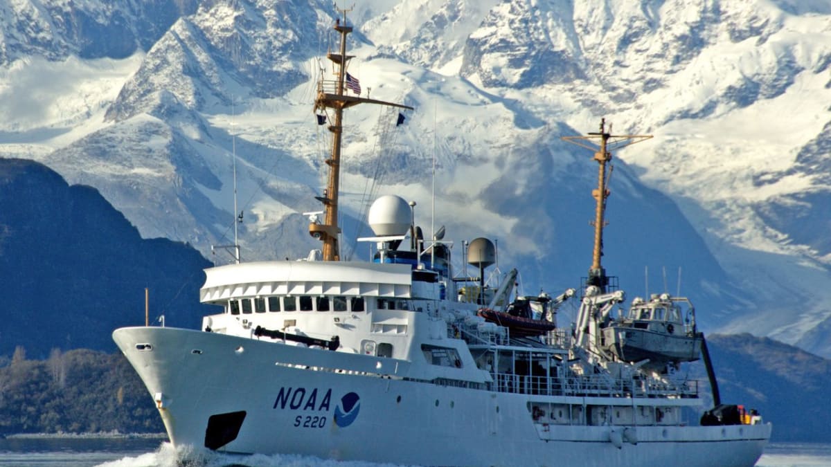 Loď amerického Národního úřadu pro oceán a atmosféru (NOAA) v Arktidě