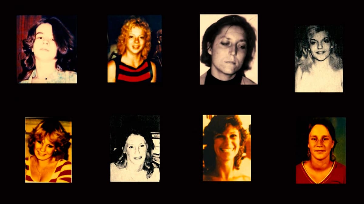 Fotky několika obětí od jejich rodin a známých. Využívané byly během pátrání.