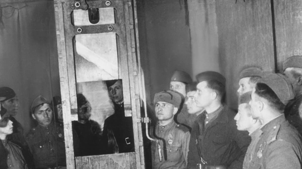 Sovětští vojáci u gilotiny v berlínské věznici Plötzensee v dubnu 1945. Gilotina sťala i stovky českých odbojářů.