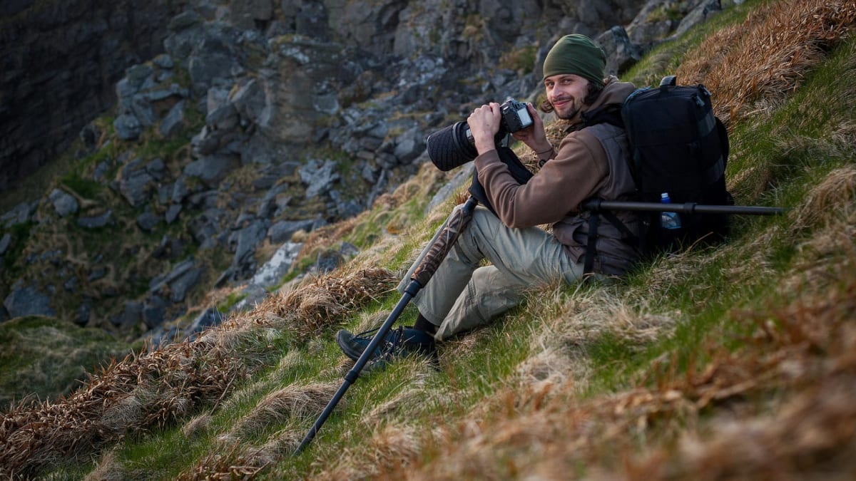 fotograf Michal Krause při focení papuchalků v Norsku