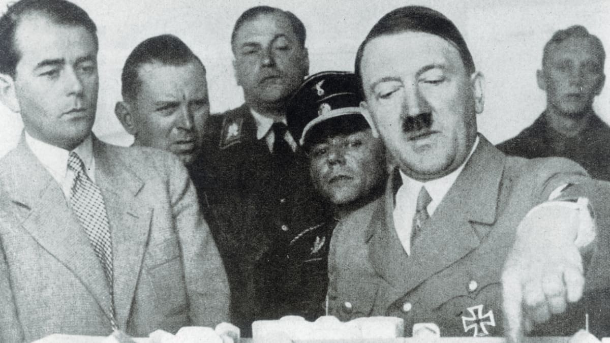 Albert Speer (vlevo) a Adolf Hitler nad modelem plánované stavby v roce 1936