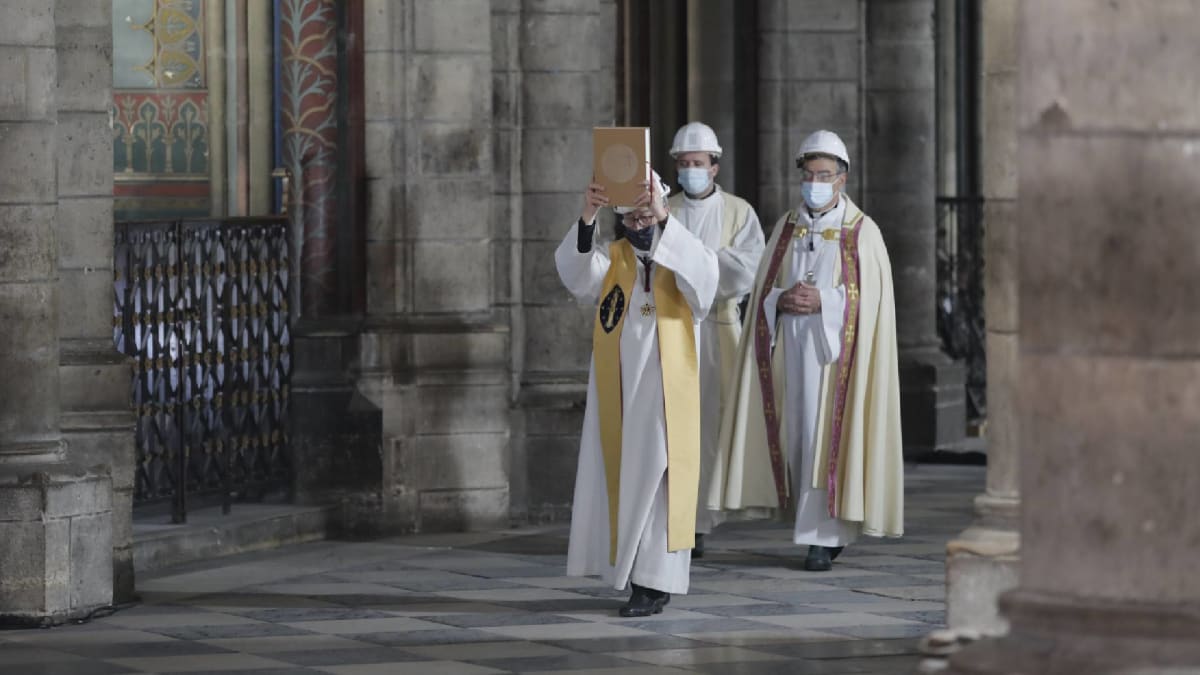 Roušky a helmy: Procesí kněží na Zelený čtvrtek v katedrále Notre-Dame
