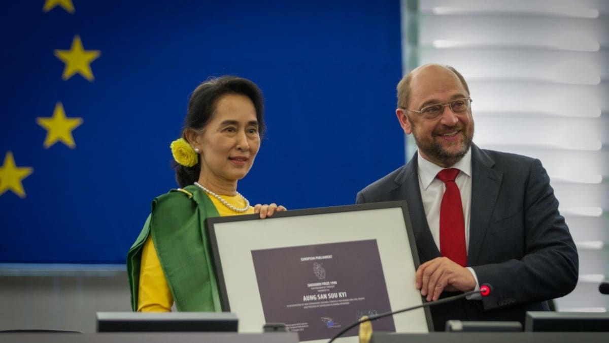 Aun Schan Su Ťij přebírá v Evropském parlamentu Sacharovovu cenu za svobodu myšlení