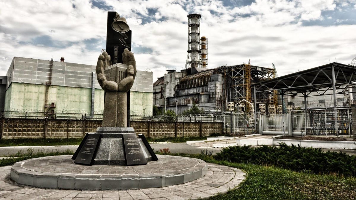 Jaderná elektrárna Černobyl ještě před vztyčením nového krytu