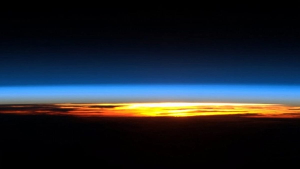 A takhle vypadá západ Slunce při pohledu z vesmíru. Opět na fotografii Chrise Hadfielda.