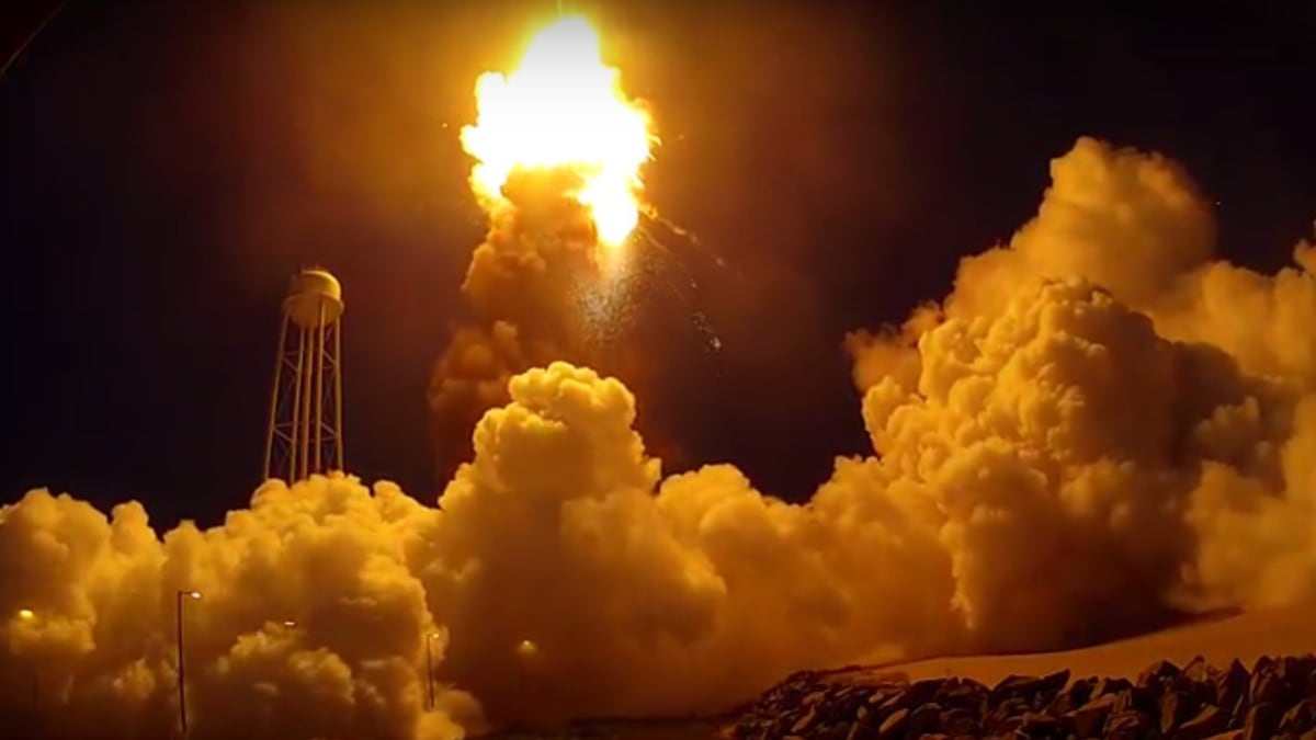 Výbuch komerční rakety Antares