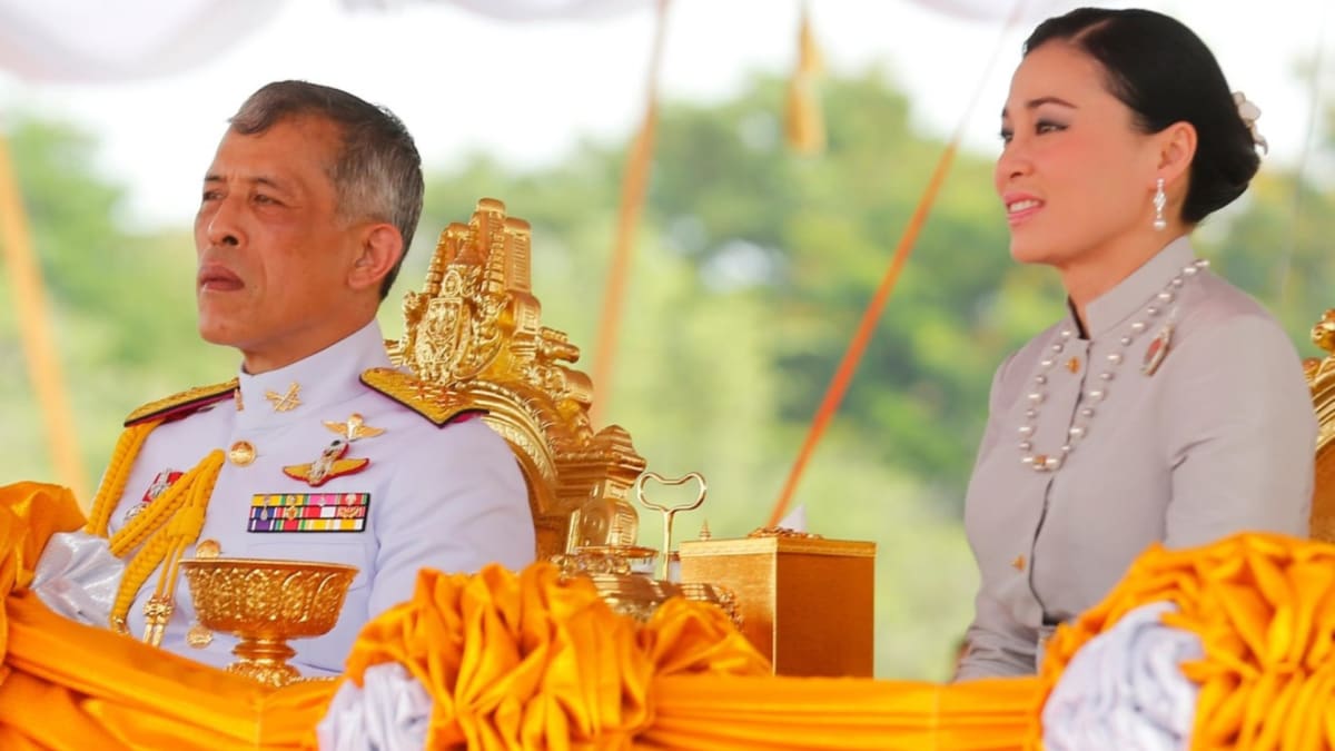 Thajský král Ráma X. se svou manželkou, královnou Suthidou