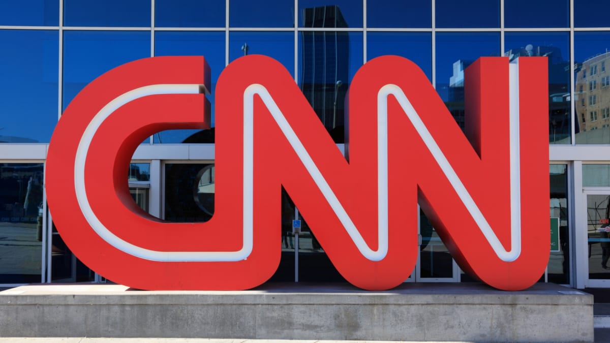 Logo CNN před sídlem společnosti v Atlantě