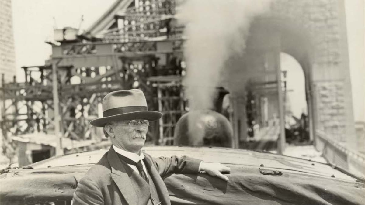 John Bradfield na první testovací jízdě parní lokomotivou po mostě. Jízda proběhla 19. ledna 1932