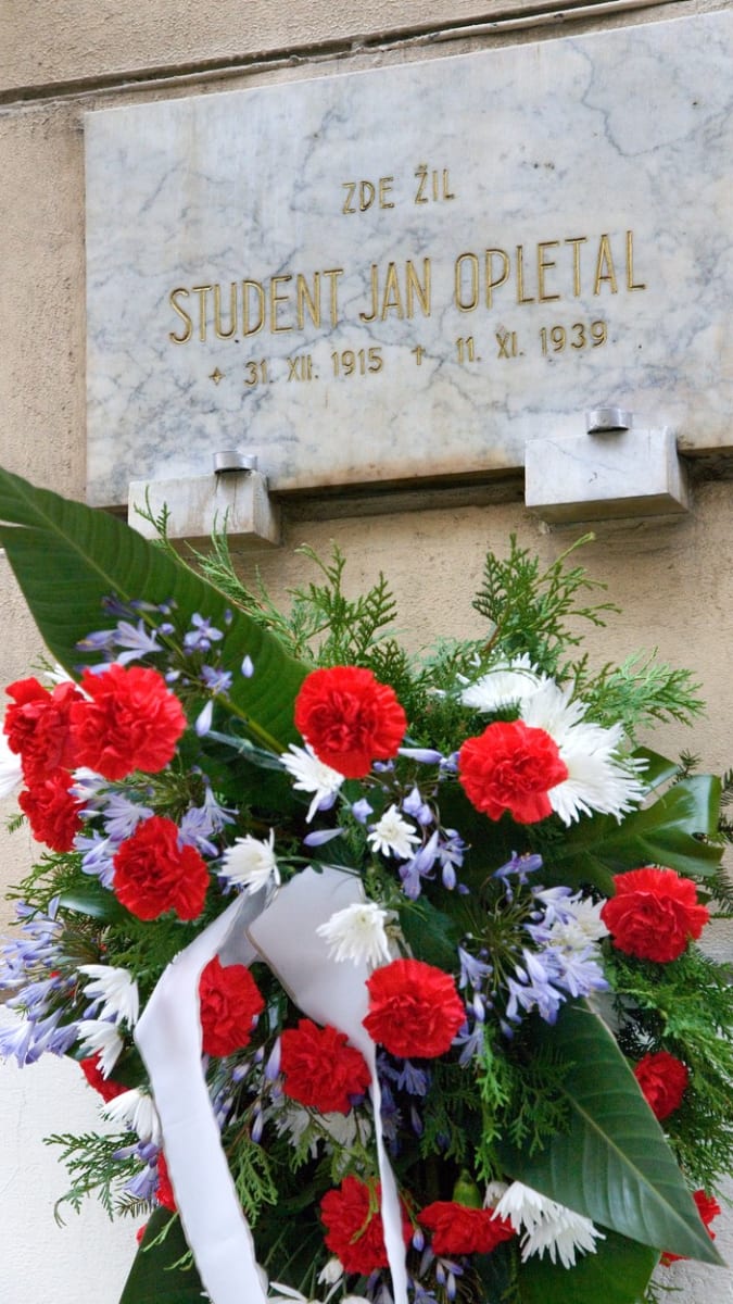 Památník Jana Opletala na pražské Hlávkově koleji, kde během studií bydlel
