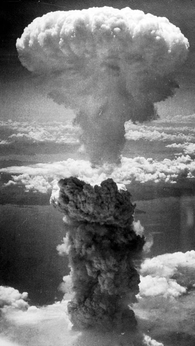 atomový hrib nad Nagasaki, foceno z B-29 Superfortresses provádějící útok