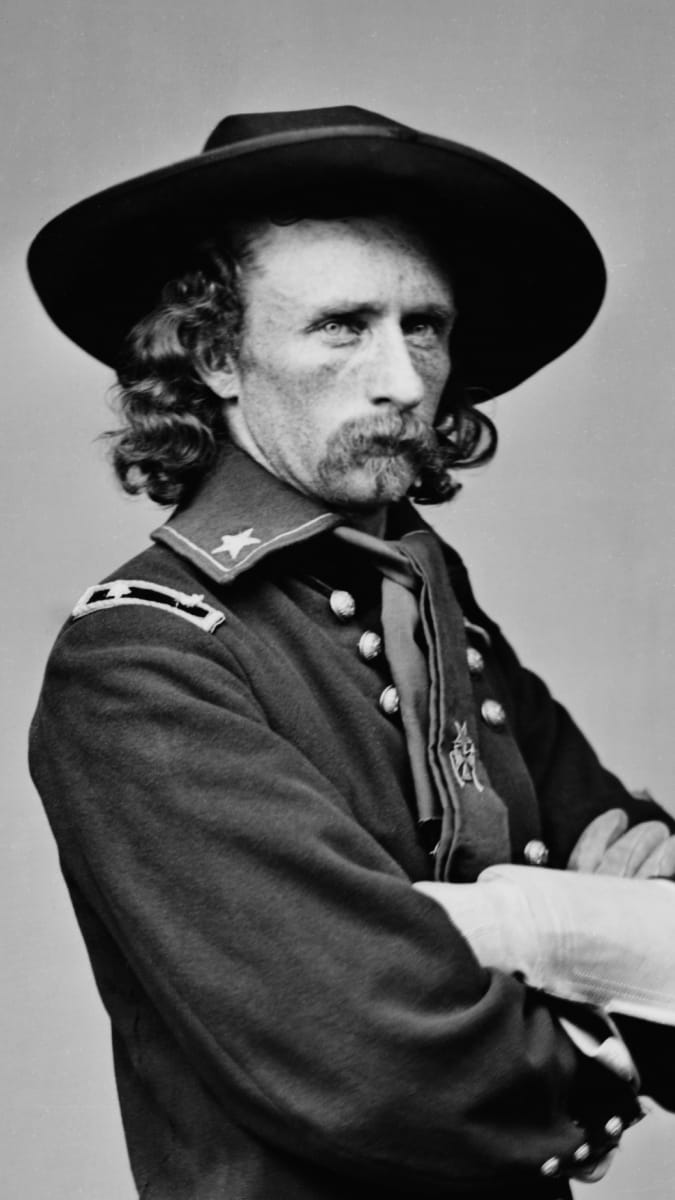 Generál Custer v polní uniformě na snímku z roku 1865