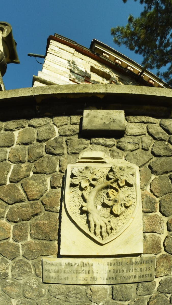 znak biskupa Jana IV. z Dražic je umístěný na mostě v Roudnici nad Labem