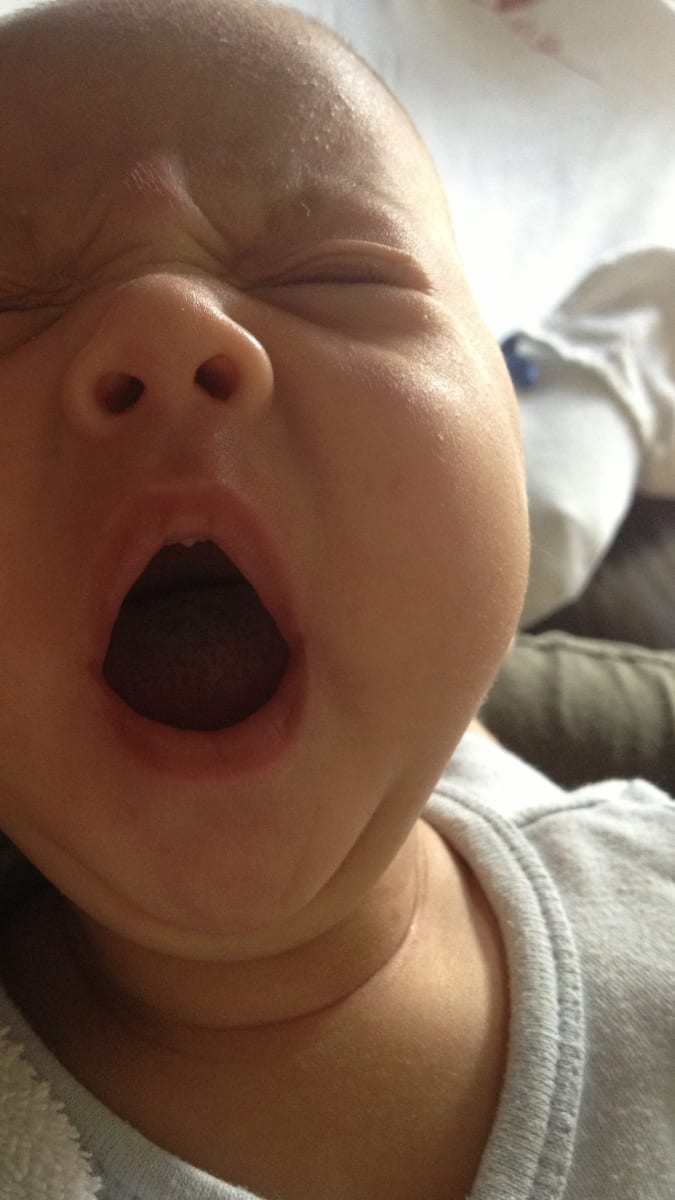Zívající kojenec