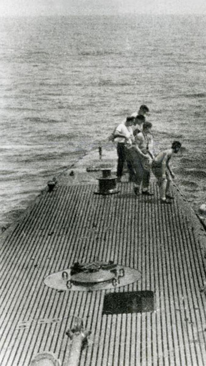 Posádka americké ponorky USS Finback zachraňuje v roce 1944 sestřeleného George H. W. Bushe
