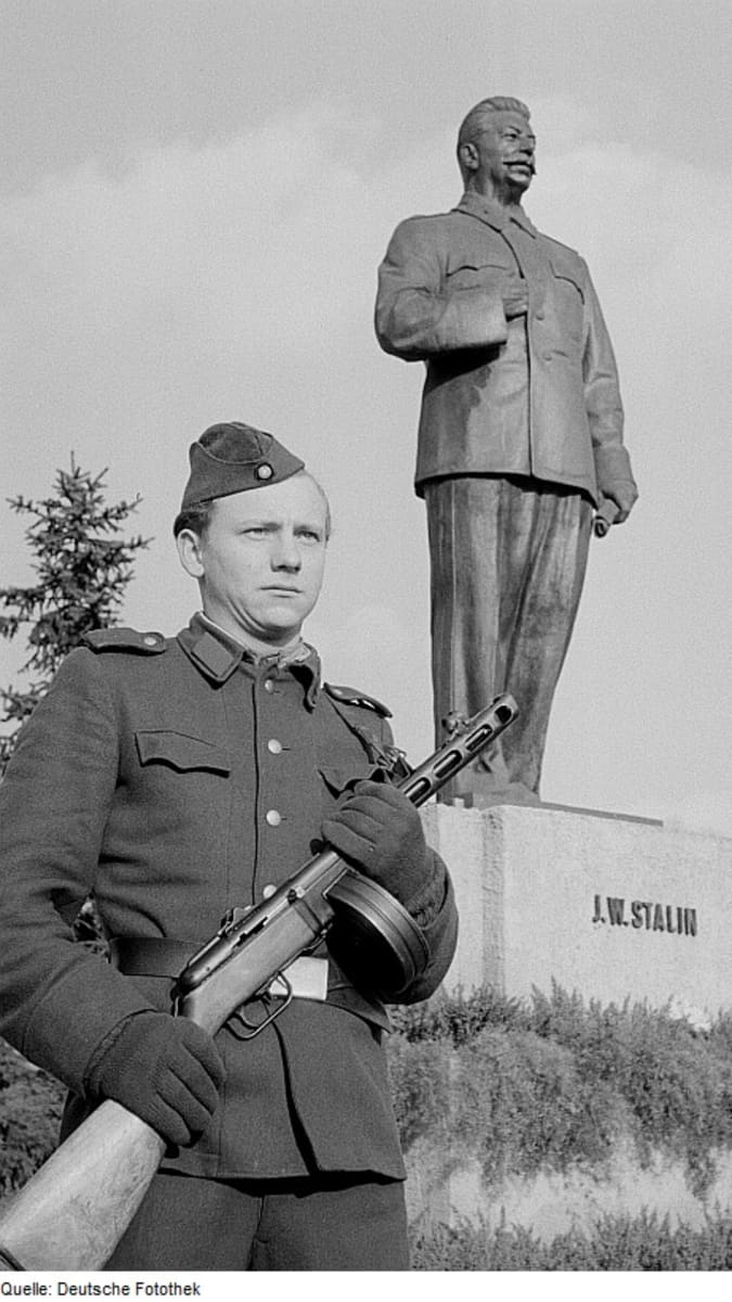 Čechoslovák se samopalem PPŠ-41 Špagin u Stalinova pomníku