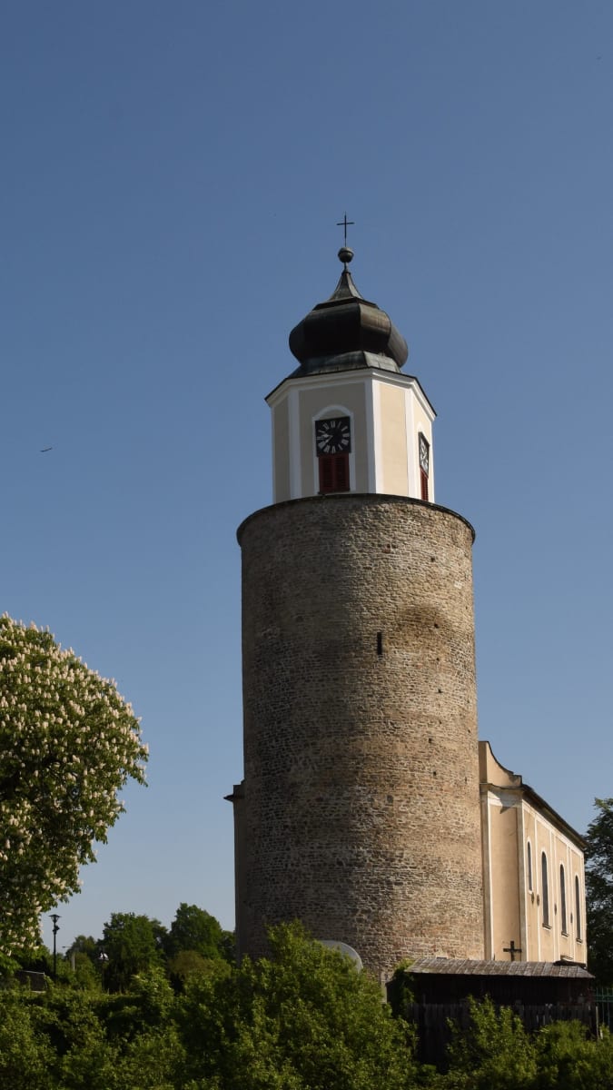 Podivná kostelní věž v Žulové