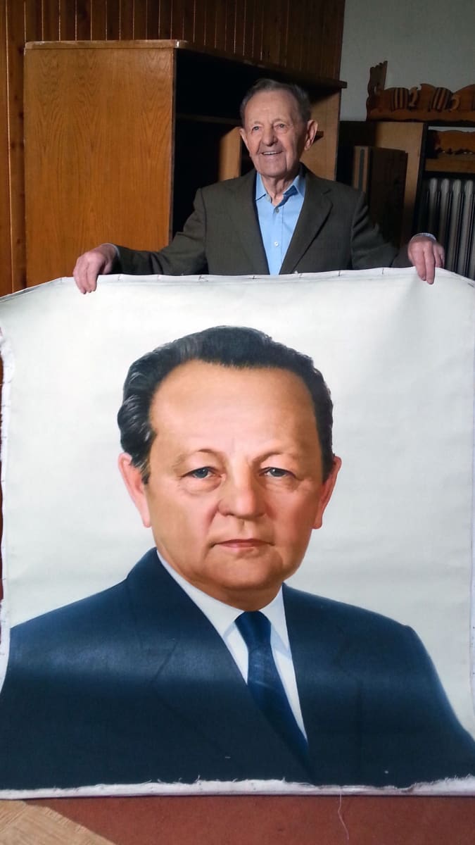 Miloš Jakeš a vlastní portrét z KLDR