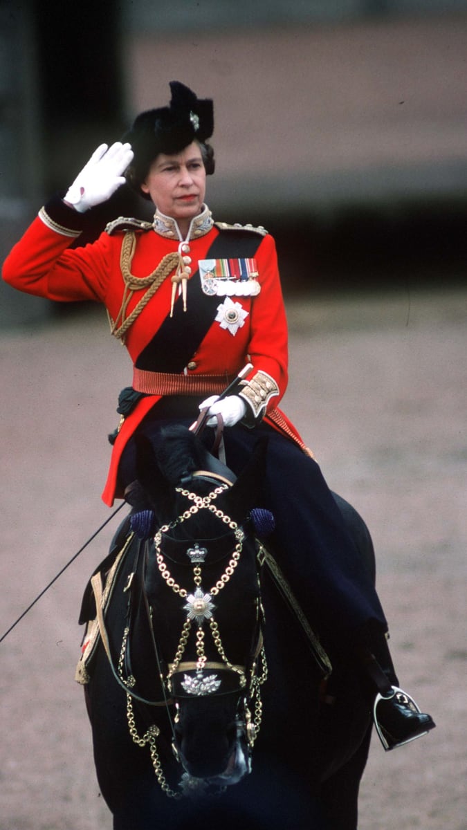 Alžběta II. v čele slavnostní vojenské přehlídky