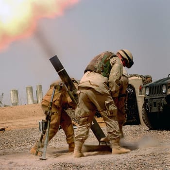 Střelba amerických vojáků ze 120 mm minometu
