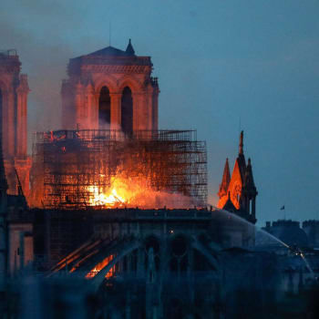 Požár katedrály Notre-Dame v Paříži - večer 15. dubna
