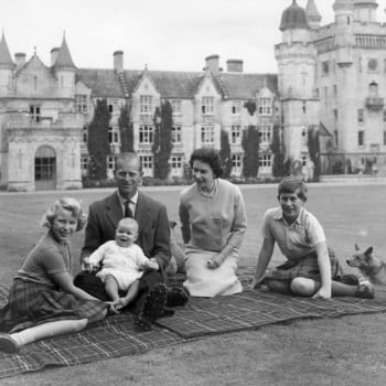 Princ Philip a Alžběta II. při pikniku na zámku Balmoral (1960). Zleva dcera Anna a synové Andrew a Charles