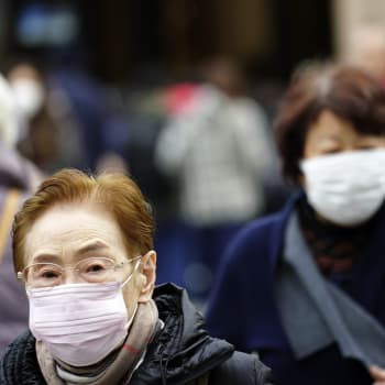 Lidé v Číně začínají nosit roušky z obavy před neznámým virem