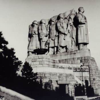 Stalinův pomník stál na Letné mezi lety 1955 - 1962.