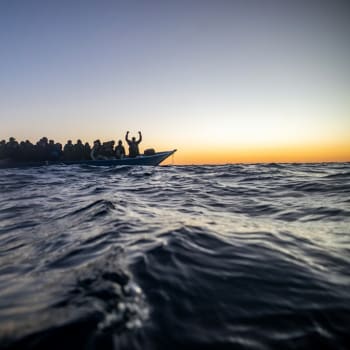 Migranti z několika afrických zemí natěsnaní na dřevěném člunu asi 200 km od pobřeží Libye čekají 12. února 2021 na záchranu španělskou lodí Open Arms. Za prvních devět měsíců roku 2021 se touto cestou pokusilo dostat do Evropy přes 80 000 migrantů