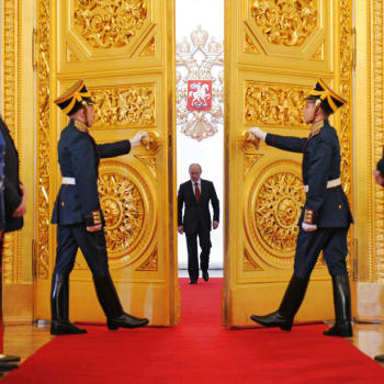 Vladimir Putin umí vstupovat do sálu ve velkém stylu.