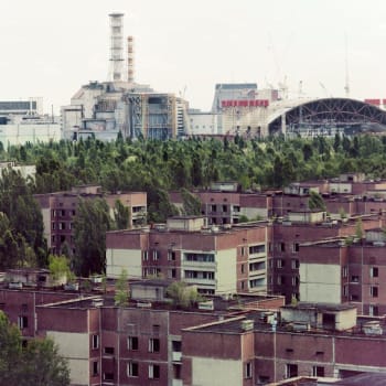 Pripjať s Černobylem v pozadí