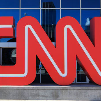 Logo CNN před sídlem společnosti v Atlantě
