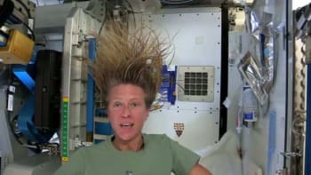 VIDEO: Jak si ženy myjí vlasy ve vesmíru?