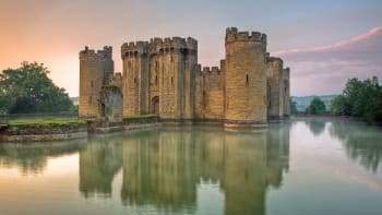 Bydlení ve středověku: Jedna postel pro rodinu versus nekonečné sály hradů