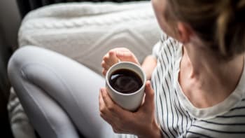 Pití kávy snižuje riziko rakoviny jater o polovinu. Se střevy a žaludkem vám však nepomůže