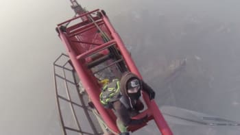 VIDEO: Šílení mladíci lezou na druhý nejvyšší dům světa