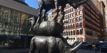 V New Yorku byla odhalena největší socha nosorožců na světě. Zobrazuje poslední tři nosorožce tuponosé