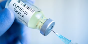 Přelom v boji s covidem? EMA doporučila podávání upravených vakcín proti omikronu