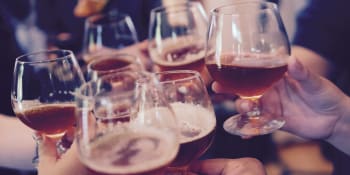 Za dobré známky panáka nebo pár piv. Téměř třetina českých teenagerů se pravidelně opíjí