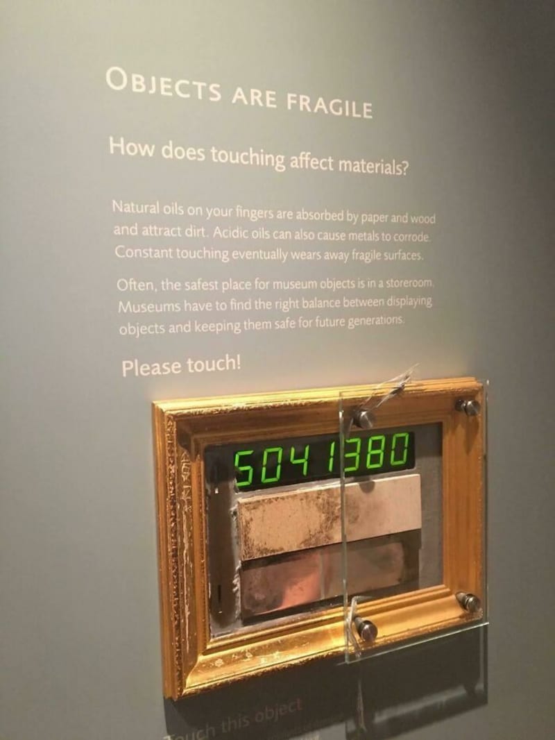 Když vám v muzeu zakazují sahat na exponáty, vědí, proč to dělají. Takhle vypadá destička poté, co na ni sáhne 5 miliard prstů