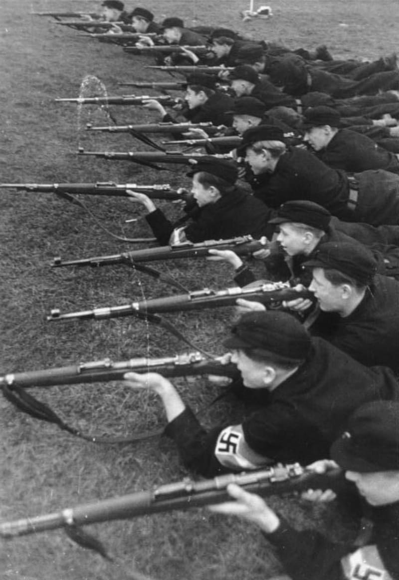 Podobně jako v Hitlerjugend, tak i ve škole Napola žáci trénovali střelbu