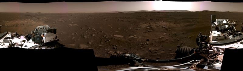 Panoramatický snímek okolí roveru Perseverance pořízený jeho navigačními kamerami