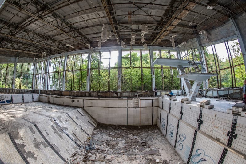 Trosky bazénu v Pripjati nedaleko černobylské elektrárny