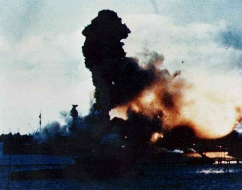 Pearl Harbor v barvě - hořící přístaviště a hustý dým z nafty