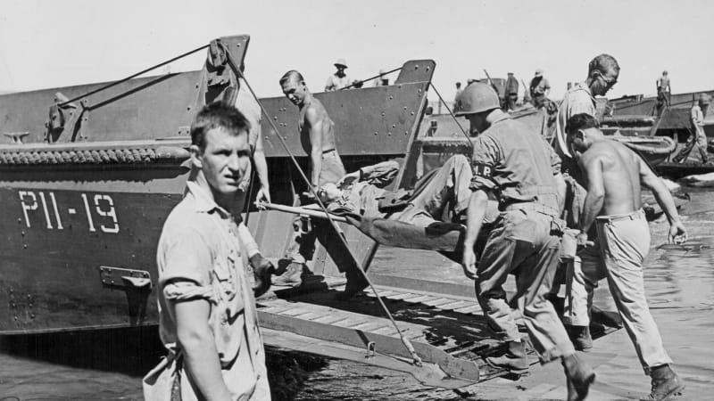 Mladí vojáci u Guadalcanalu