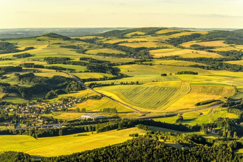 Zemědělská krajina v okolí Chrastavy na Liberecku na leteckém snímku.