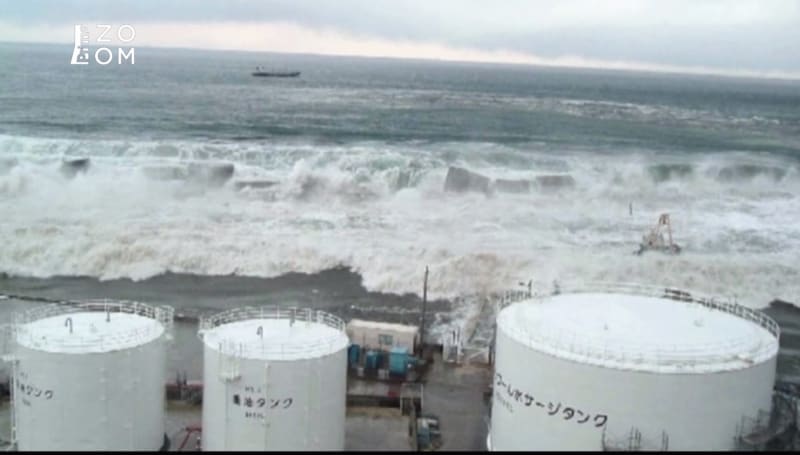 Na snímku je dobře vidět hlavní příčina katastrofy ve Fukušimě  ničivá tsunami.