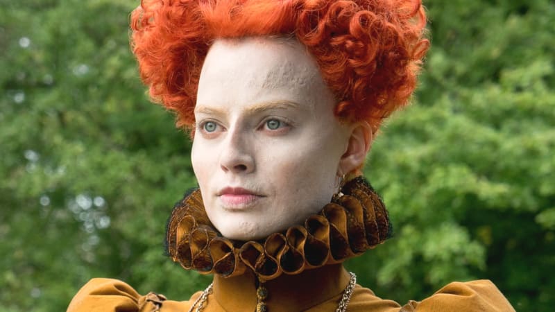 Margot Robbie jako Alžběta I. ve filmu Marie, královna skotská